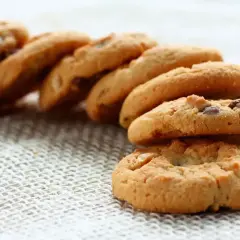 Galletas caseras con chispas de chocolate, perfectas para aprender como hacer galletas caseras.