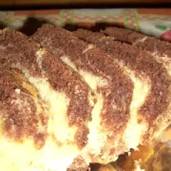 Fette di plumcake marmorizzato con striature di cacao e vaniglia, pronte per essere gustate.