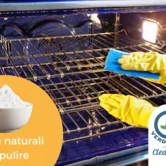 Mani con guanti gialli puliscono le griglie del forno con una spugna blu. Una ciotola di bicarbonato suggerisce rimedi naturali per pulire.