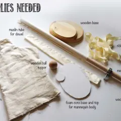 Materiales para crear un mini maniquí decorativo: tela, madera, cinta y más.