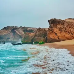 Felsige Küste mit türkisfarbenem Meer und Wellen. Ein perfekter marokko urlaub am meer.