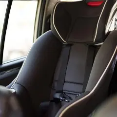 Asiento de coche infantil con arnés. Preparando las medidas para ir sin silla en el coche.