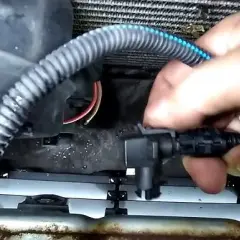 Gdzie jest czujnik temperatury silnika Opel Insignia? Uniknij problemów z silnikiem