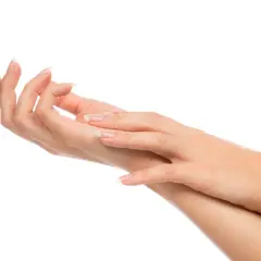 Dwie zadbane dłonie z paznokciami w stylu francuskiego manicure na białym tle.