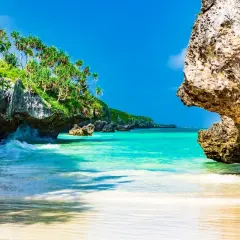 Rajska plaża na Zanzibarze, turkusowa woda, bujna roślinność i skaliste wybrzeże. Idealne miejsce, by zobaczyć, jak piękny może być świat.