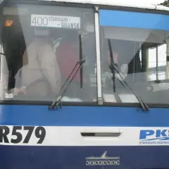 Autobus PKS R579 z napisem "400 Starogard - Gdańsk" na tablicy kierunkowej.