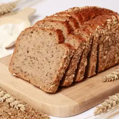 Chrupiący, wieloziarnisty bochenek pokrojony w kromki. Czy można kroić gorący chleb? Tak, jeśli jest tak pyszny!