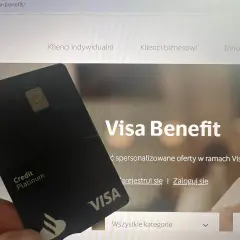 Karta Visa Platinum na tle strony Visa Benefit. Odkryj spersonalizowane oferty w ramach visa program lojalnościowy.