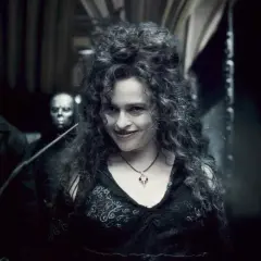 Bellatrix Lestrange aktorka, z burzą ciemnych włosów i złowieszczym uśmiechem, w otoczeniu innych postaci.