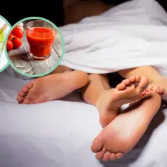 Para budzi się w łóżku. Obok nich kiwi smoothie i sok pomidorowy, który może być sokiem na potencję.