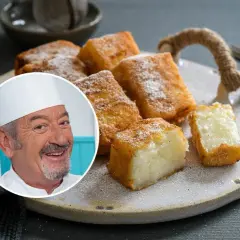 Chef sonríe junto a una bandeja de deliciosa leche frita espolvoreada con azúcar.