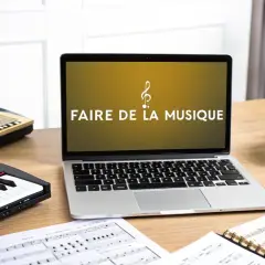 Ordinateur portable affichant "Faire de la musique", avec claviers, partitions et casque. Idéal pour mettre sa musique en ligne gratuitement.