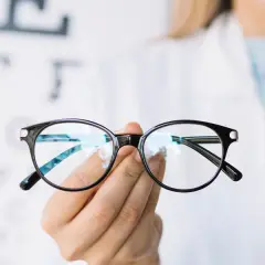 Astygmatyzm: kto lepszy - okulista czy optometrysta? Praktyczny poradnik