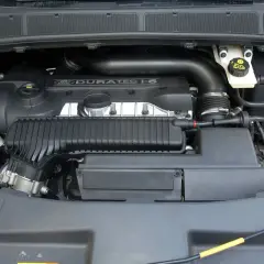 Silnik Duratec 1.5 w Fordzie Galaxy. Widoczne elementy układu dolotowego, zbiorniczek płynu wspomagania i inne podzespoły.