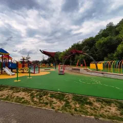 Kolorowy plac zabaw z mnóstwem atrakcji dla dzieci w Rzeszowie: zjeżdżalnie, huśtawki, tunele i ścianki wspinaczkowe.