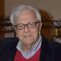 Starszy mężczyzna w okularach, który grał poetę w "Weselu" Wajdy, z siwymi włosami i w swetrze.