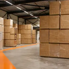 Magazyn z paletami towarów, gotowymi do analizy xyz. Pomarańczowa linia wyznacza ścieżkę.