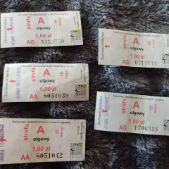 Pięć biletów komunikacji miejskiej z Poznania. Każdy kosztuje 1 zł i jest ulgowy. Dowiedz się, jak kupić bilet w autobusie, by podróżować legalnie.