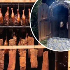 Wędzenie na zimno: wiszące w wędzarniach mięsa i wędliny, w tym udka kurczaka i boczki, nabierają aromatu.