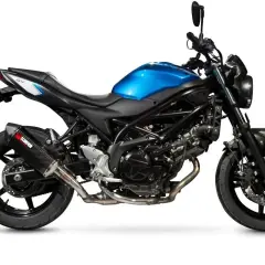 Motocicleta azul con escape Scorpion, lista para pasar la ITV cumpliendo la normativa itv escapes.