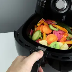 Kolorowe warzywa w air fryerze. Zastanawiasz się, jaki air fryer wybrać do przygotowania zdrowych przekąsek?