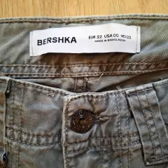 Metka z metrażem Bershka EUR 32, USA 00, MEX 22. Tabela rozmiarów Bershka pomoże Ci wybrać idealne spodnie.
