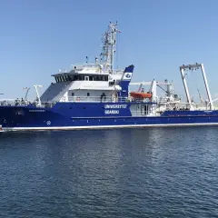 Niebieski statek badawczy "Oceanograf" Uniwersytetu Gdańskiego na wodzie.