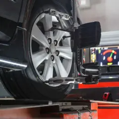 Auto ściąga w lewo? Pomiar geometrii zawieszenia na komputerze pomoże zdiagnozować problem.