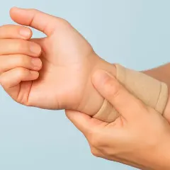 Mano con polsino elastico, che indica un possibile dolore al polso quando lo ruoto.
