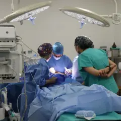 Zespół medyczny podczas operacji. Zastanawiasz się, ile zarabia pielęgniarka anestezjologiczna?
