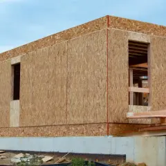 Ile kosztuje budowa domu z płyt osb? Odkryj ukryte koszty!
