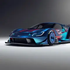 Niebiesko-czerwony Ford GT z aerodynamiką torową, gotowy do wyścigu.