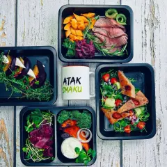 Pyszne posiłki w pudełkach, idealne na dietę pudełkową niski indeks glikemiczny. Kolorowe i zdrowe dania.
