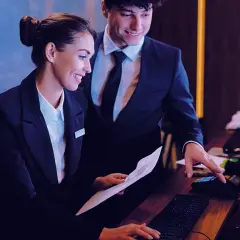 Ile zarabia recepcjonistka w hotelu? Fakty i zaskakujące różnice
