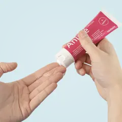 Une main applique un gel lubrifiant sur l'autre, pour soulager la vulve sèche.