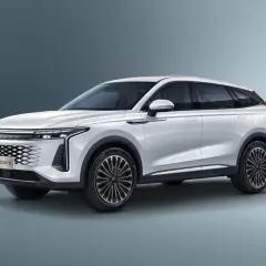Biały SUV Omoda 9 na szarym tle, widok z przodu i z boku.
