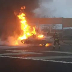 Strażak walczy z płomieniami, gdy samochód na autostradzie płonie. Czy olej napędowy się pali?