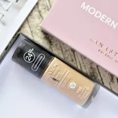 Revlon Colorstay 150 Buff/Chamois, idealny dla cery mieszanej/tłustej. Jak dobrać kolor? Ten odcień jest świetnym punktem wyjścia.
