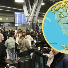 Tłok na lotniskach w Grecji. Mapa pokazuje wiele samolotów nad Grecją, sugerując intensywny ruch lotniczy.