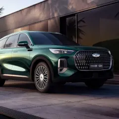 Zielony Chery Tiggo 9 Plug-in Hybrid prezentuje się elegancko. Sprawdź jego cenę i możliwości.