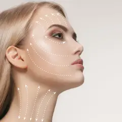 Profilo di donna bionda con frecce bianche che indicano le aree del viso e del collo, suggerendo come rimpolpare il viso per un aspetto più giovane e tonico.