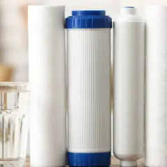 Verre d'eau et cartouches filtrantes. Quand changer cartouche anti-calcaire ? C'est le moment de penser à leur remplacement pour une eau pure.