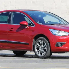Czerwony Citroen DS4 na parkingu, gotowy do ds4 test. Elegancka linia nadwozia i chromowane detale.