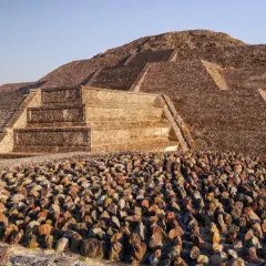 Kamienne schody piramid w Teotihuacan, jakby z gry, wznoszą się ku niebu. Przed nimi morze kamieni.