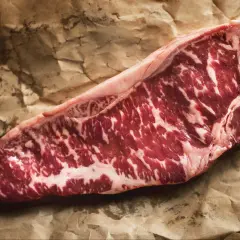 Wyjątkowa łata wołowa z widocznym marmurkowaniem, gotowa na grill.
