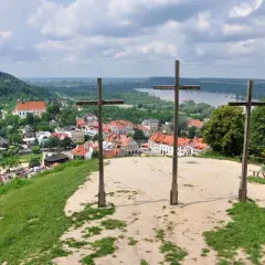 Trzy drewniane krzyże na wzgórzu górują nad Kazimierzem Dolnym. Widok na miasto i Wisłę.