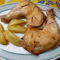 Cosce di pollo dorate e patate a spicchi, un piatto perfetto preparato nella friggitrice ad aria.