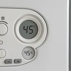 Panel sterowania pieca gazowego. Cyfrowy wyświetlacz pokazuje 45°C. Dowiedz się, jak wyłączyć piec gazowy na lato.