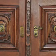 Puertas de madera tallada con pomos dorados. ¿Puede un usufructuario cambiar la cerradura de estas puertas?