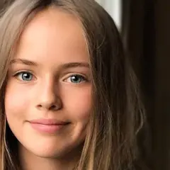 Uśmiechnięta dziewczyna o niebieskich oczach i blond włosach, która wygląda jak najładniejsza dziewczyna na świecie.